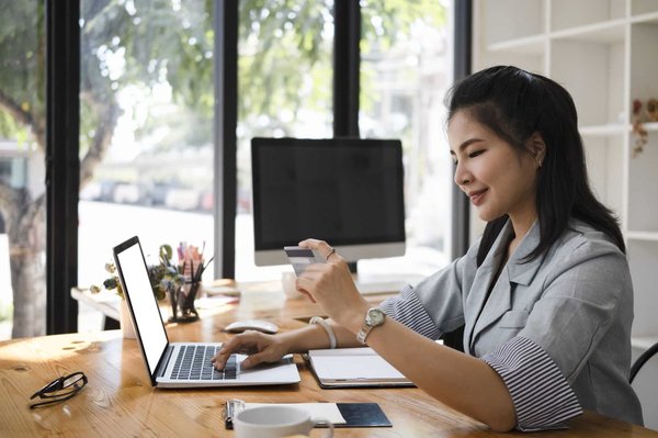 Comment gérer les dépenses de votre entreprise avec une carte bancaire professionnelle en ligne ?